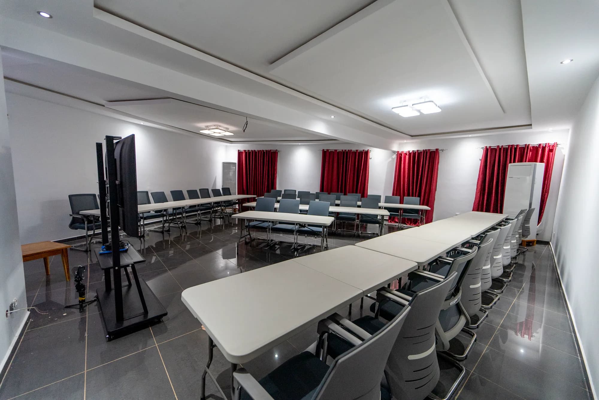 Salle de réunion du Dehaly Hôtel, tables et écran, configuration séminaire