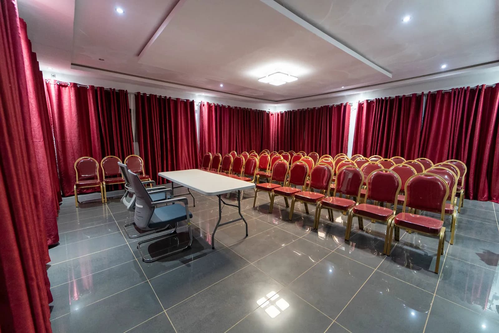Salle de réception du Dehaly Hôtel, chaises et rideaux, configuration événement