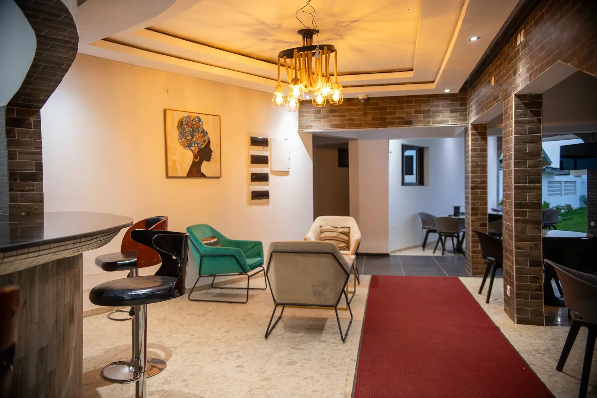 Le salon et le bar du Dehaly Hôtel, lumière chaude et fauteuils