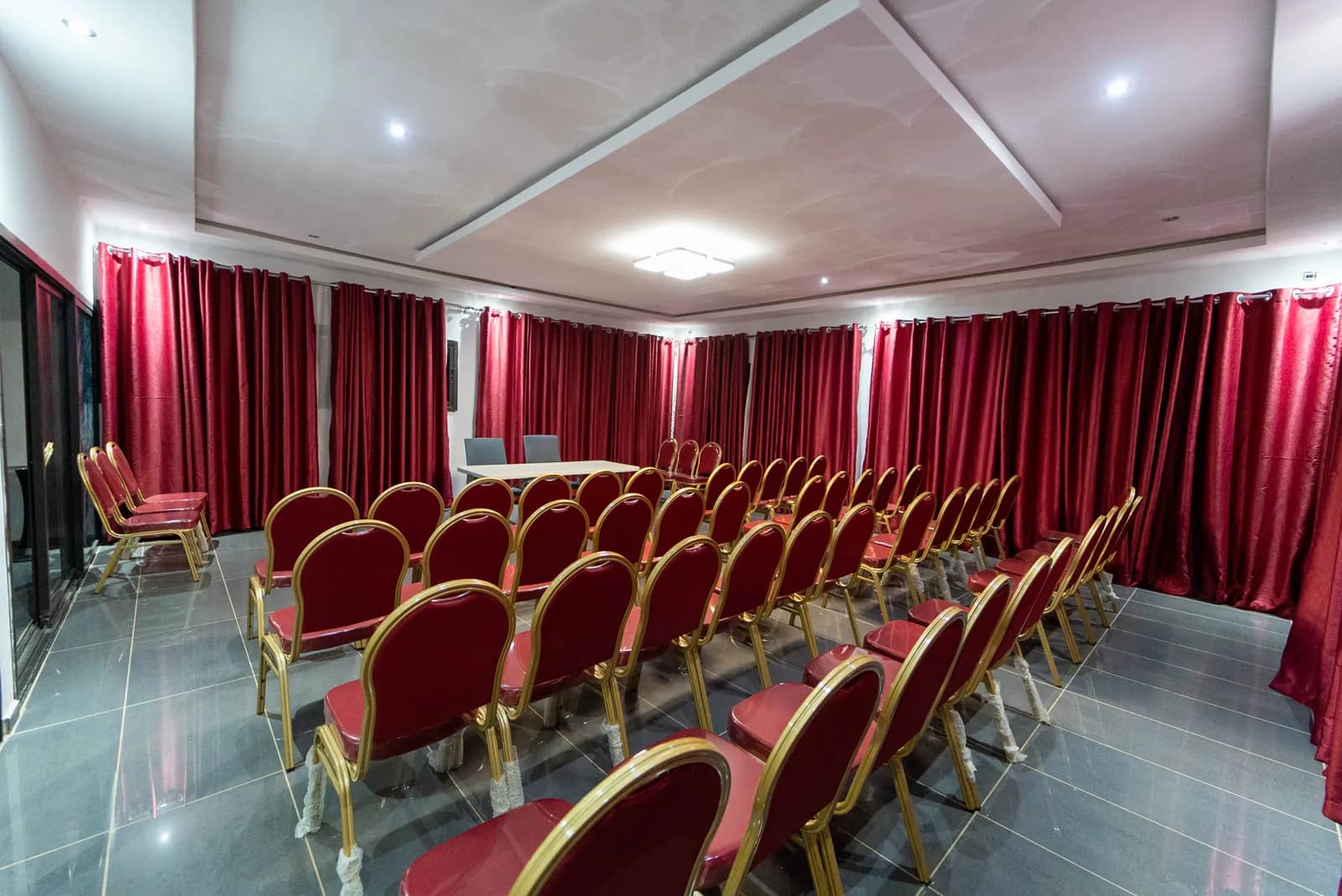 Salle de réunion en configuration U, écran et sièges
